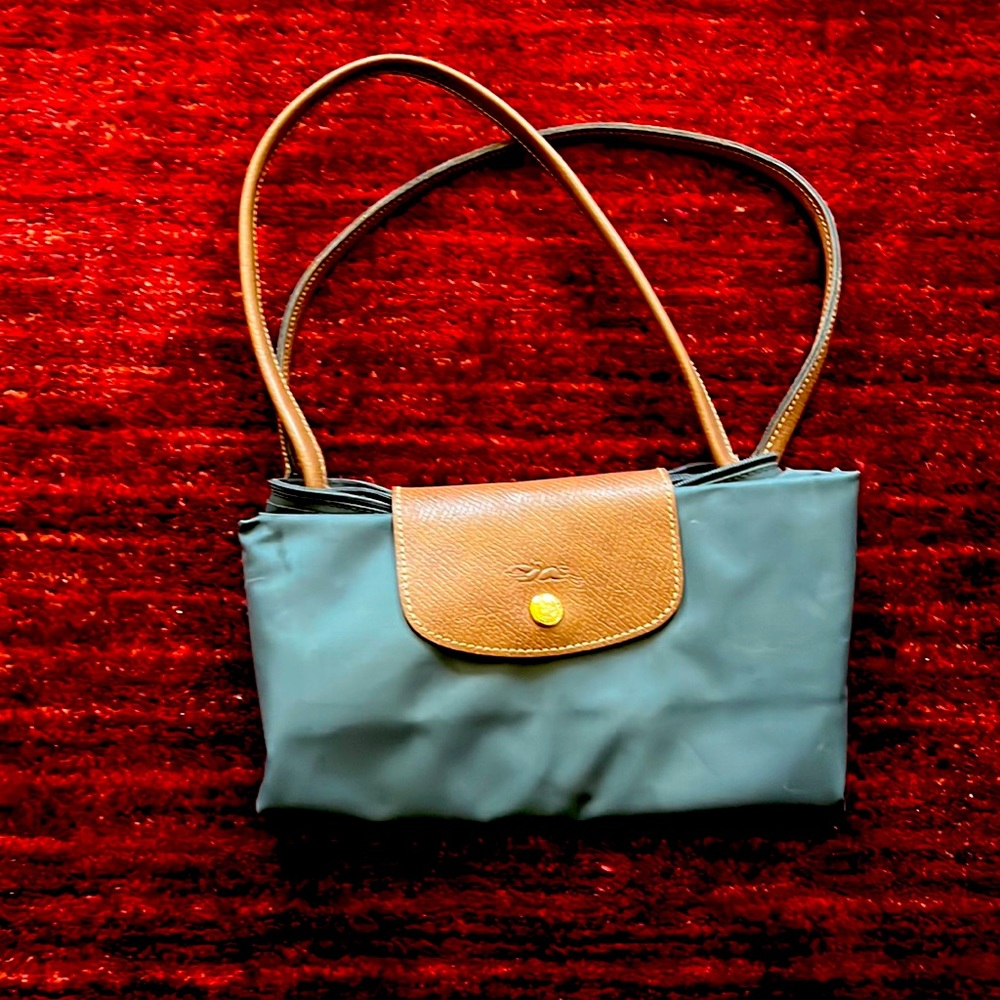 Like new. Very gently used. Longchamp bag.